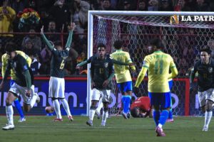 Festejo de los bolivianos al final del partido por el triunfo ante Brasil y la clasificación al repechaje