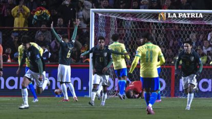 Festejo de los bolivianos al final del partido por el triunfo ante Brasil y la clasificación al repechaje