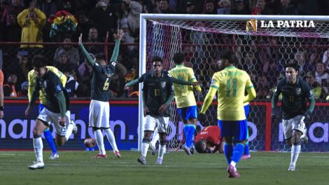 Festejo de los bolivianos al final del partido por el triunfo ante Brasil y la clasificación al repechaje