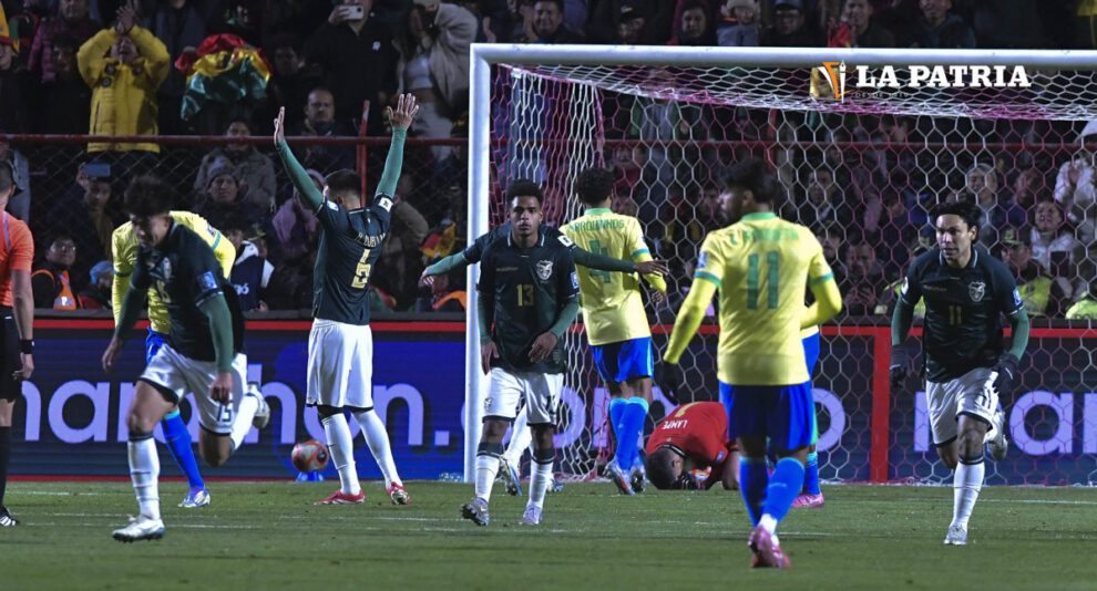 Festejo de los bolivianos al final del partido por el triunfo ante Brasil y la clasificación al repechaje