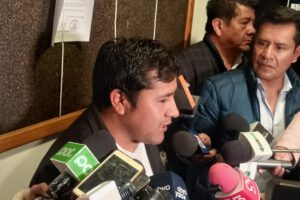 Israel Huaytari se defiende de denuncias por ausencias