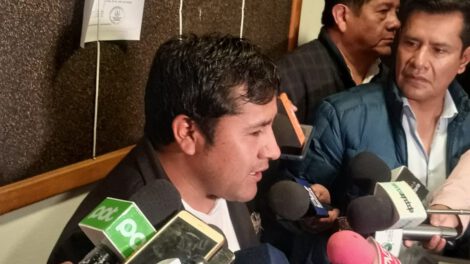 Israel Huaytari se defiende de denuncias por ausencias