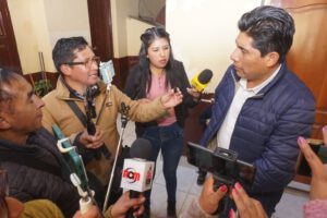 Franklin Flores se presenta ante la Fiscalía y niega irregularidades