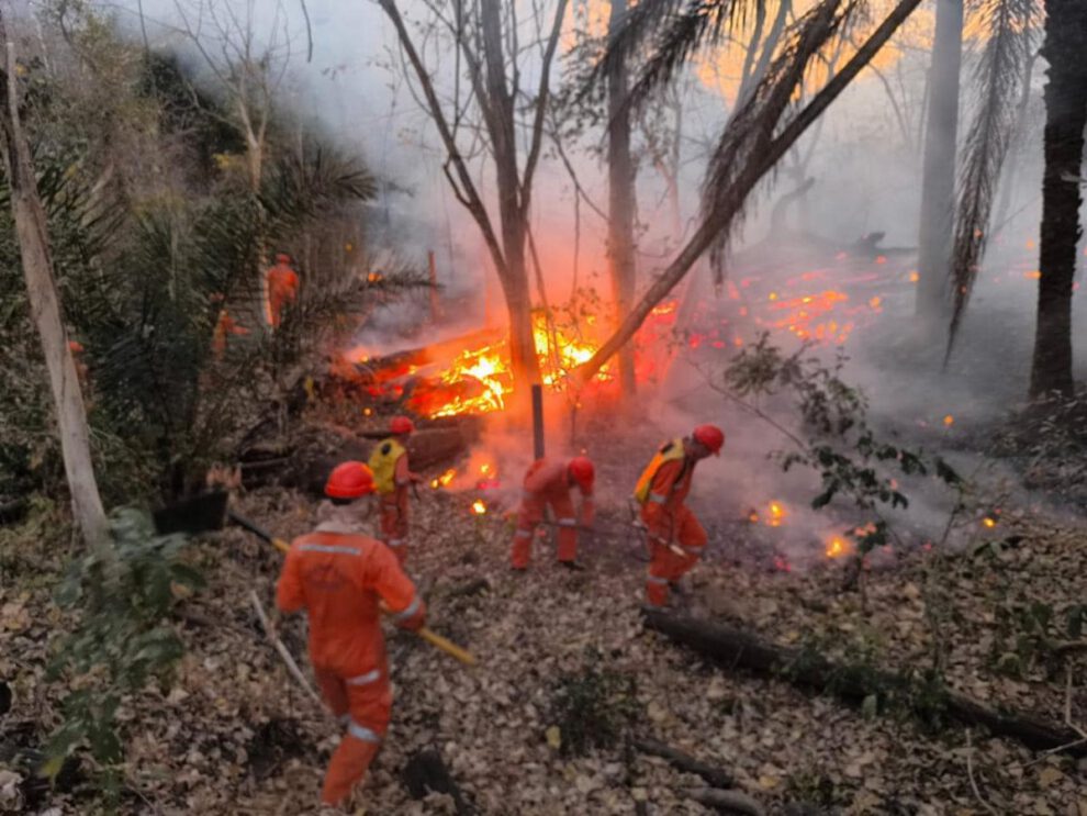 Helicóptero francés en Bolivia para combatir incendios forestales