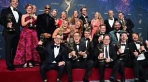 Premios Emmy 2025 celebrando a The Pitt y The Studio