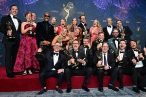 Premios Emmy 2025 celebrando a The Pitt y The Studio