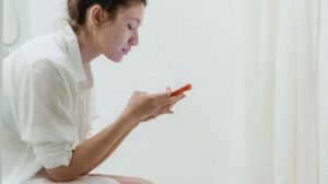 Uso del celular en el baño y sus riesgos para la salud digestiva