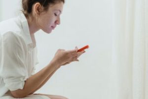 Uso del celular en el baño y sus riesgos para la salud digestiva