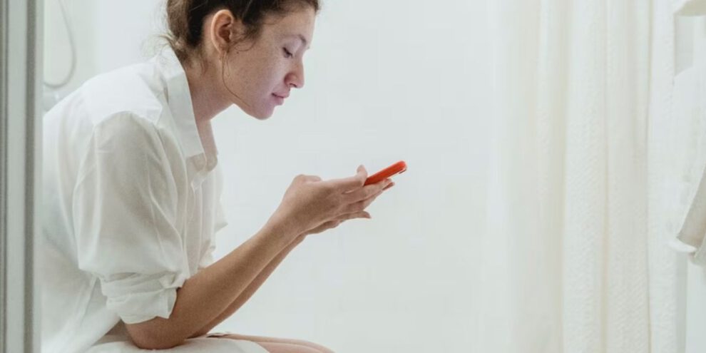 Uso del celular en el baño y sus riesgos para la salud digestiva