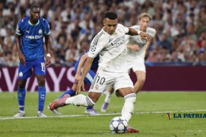 Kylian Mbappé remata desde el punto penal para anotar en favor del Real Madrid