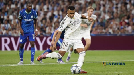 Kylian Mbappé remata desde el punto penal para anotar en favor del Real Madrid