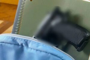 Pánico escolar por ingreso de estudiante armado