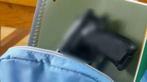 Pánico escolar por ingreso de estudiante armado