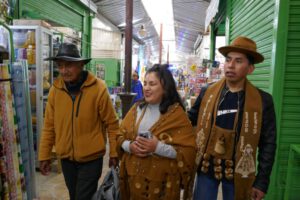 José Gabriel López recibe apoyo de los pasantes en el mercado Fermín López