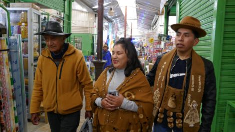José Gabriel López recibe apoyo de los pasantes en el mercado Fermín López