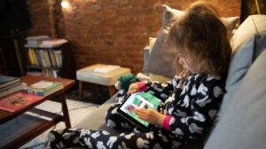 Exposición temprana a pantallas y su impacto en el desarrollo infantil