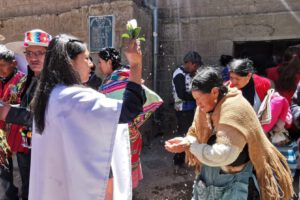 Cala Cala: devoción al Tata Lagunas atrae a cientos