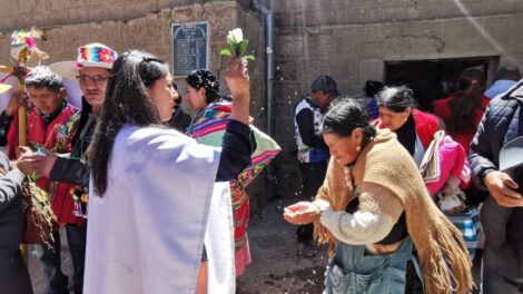 Cala Cala: devoción al Tata Lagunas atrae a cientos