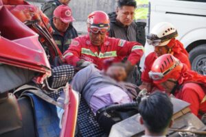 Choque vehicular en autopista La Paz–El Alto