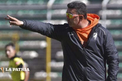 Julio César Baldivieso dirige a Always Ready que marcha puntero en el torneo