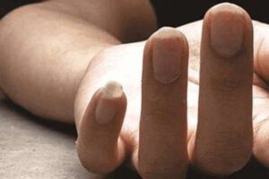 Mujer cae de una moto y es embestida por una volqueta