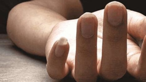 Mujer cae de una moto y es embestida por una volqueta