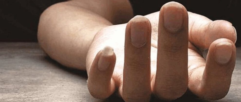 Mujer cae de una moto y es embestida por una volqueta