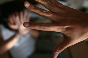 Padrastro condenado por abuso de su hijastra