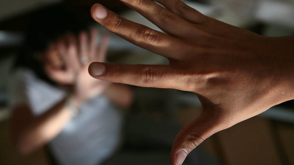 Padrastro condenado por abuso de su hijastra