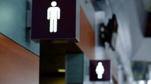 Ley del Senado 8 Texas sobre acceso a baños según sexo biológico