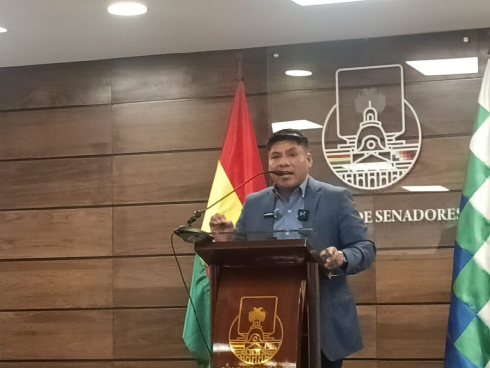 Senador Loza denuncia montaje en aprehensión de exviceministro Cáceres