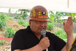 Congelan cuentas del ministro de Minería Alejandro Santos