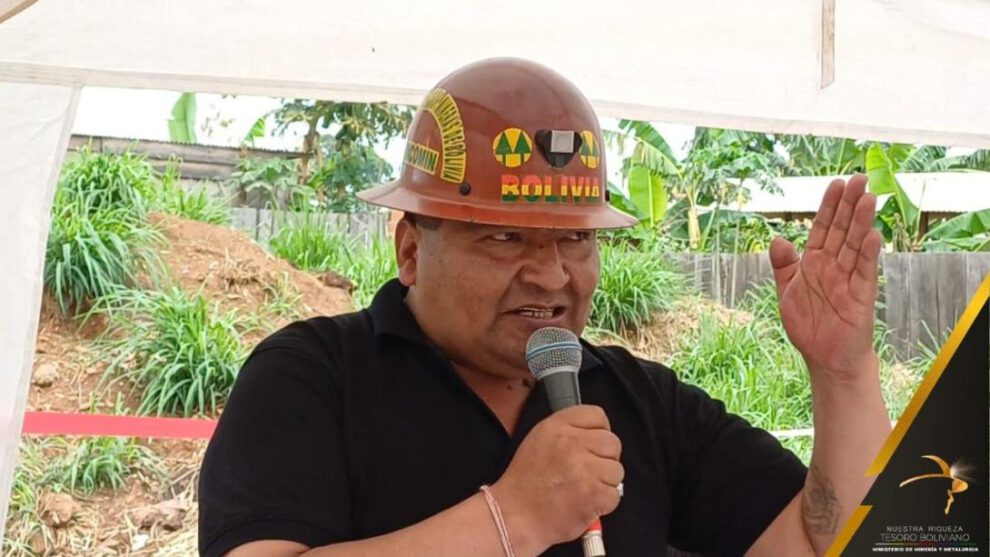 Congelan cuentas del ministro de Minería Alejandro Santos