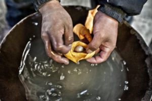 Mujeres indígenas en la Amazonía boliviana con alta concentración de mercurio