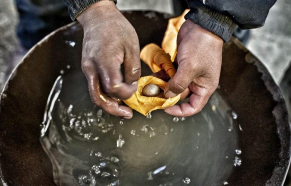 Mujeres indígenas en la Amazonía boliviana con alta concentración de mercurio