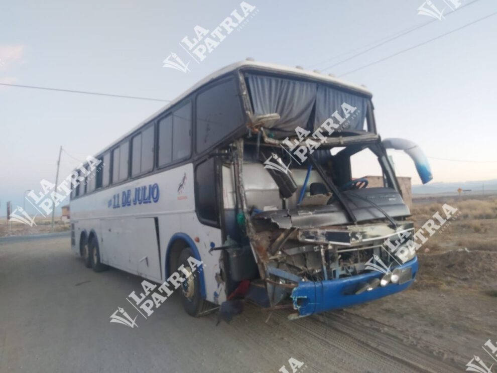 Choque de vehículos en carretera Oruro-Cochabamba