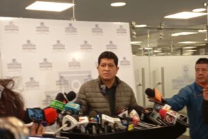 Manipulación en las encuestas según Luis Adolfo Flores