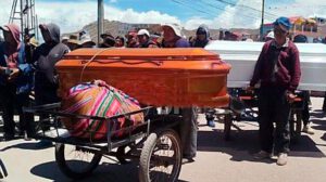 Músicos bolivianos fallecidos cruzan la frontera en carretas