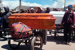 Músicos bolivianos fallecidos cruzan la frontera en carretas