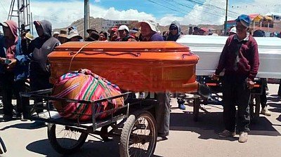 Músicos bolivianos fallecidos cruzan la frontera en carretas