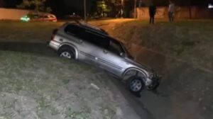 Accidente de tránsito en Santa Cruz; la conductora fue rescatada