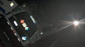 Cisterna vuelca en carretera transportando diésel
