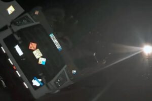 Cisterna vuelca en carretera transportando diésel