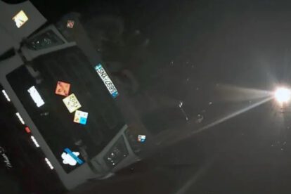Cisterna vuelca en carretera transportando diésel