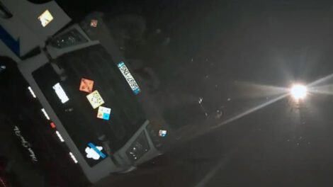 Cisterna vuelca en carretera transportando diésel