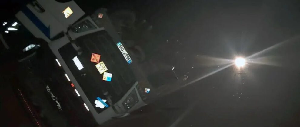 Cisterna vuelca en carretera transportando diésel