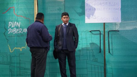 Chóferes de La Paz exigen resarcimiento por combustible de mala calidad