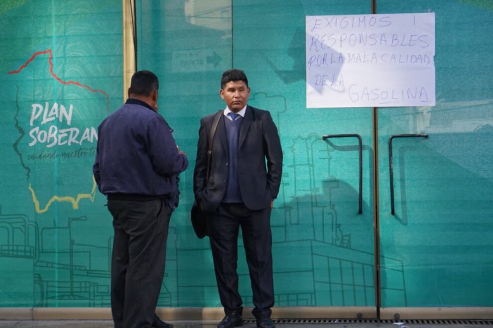 Chóferes de La Paz exigen resarcimiento por combustible de mala calidad