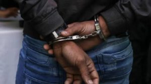 Detienen a hombre por contrabando de diésel