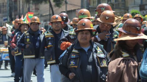 Mineros cooperativistas protestan en La Paz